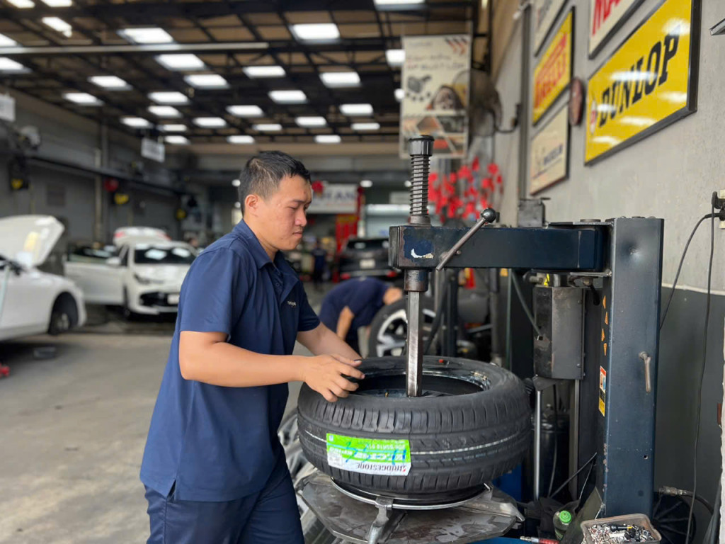 Quy trình kỹ thuật viên thay vỏ xe Bridgestone 205/55R16 đúng tiêu chuẩn kỹ thuật tại gara Thanh An AutoCare