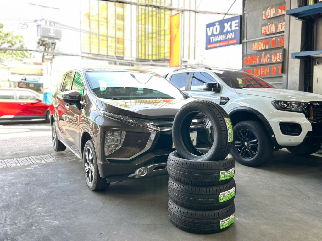 Xe Mitsubishi Xpander đang được thay dàn vỏ Bridgestone 205/55R16 bền bỉ tại gara Thanh An AutoCare