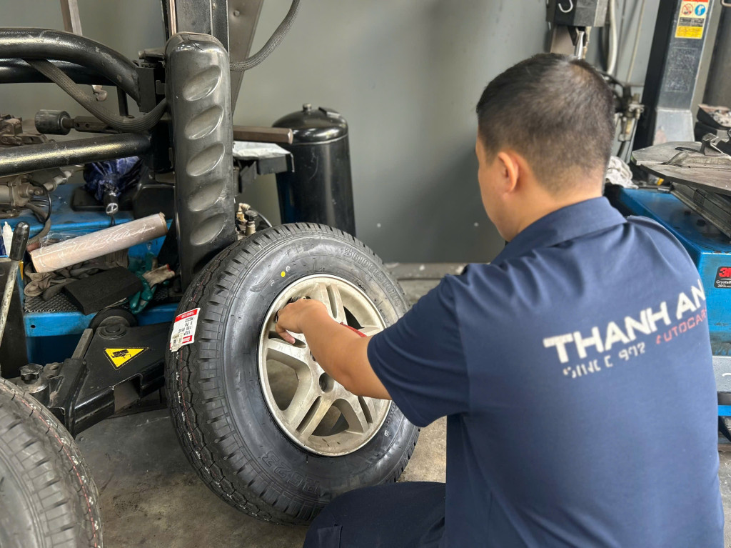 Quá trình tháo lắp và thay vỏ xe Bridgestone 185R14 được KTV thực hiện tỉ mỉ tại gara Thanh An AutoCare.