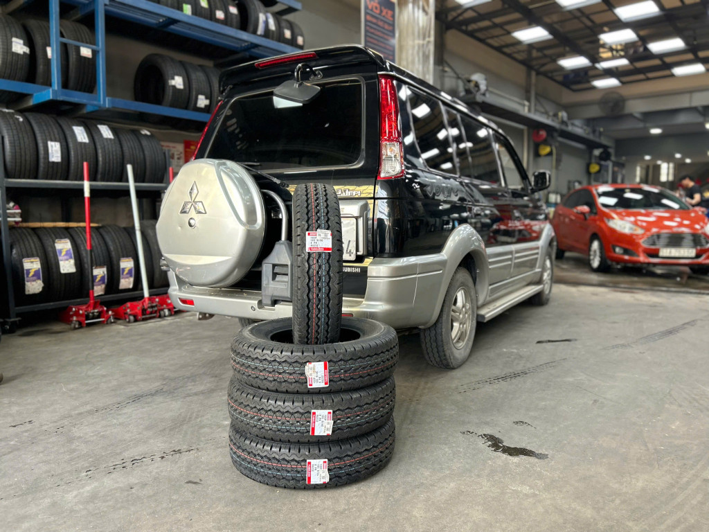 Xe Mitsubishi Jolie tiến hành thay mới lốp Bridgestone 185R14 bền bỉ để phục vụ di chuyển tại gara Thanh An.