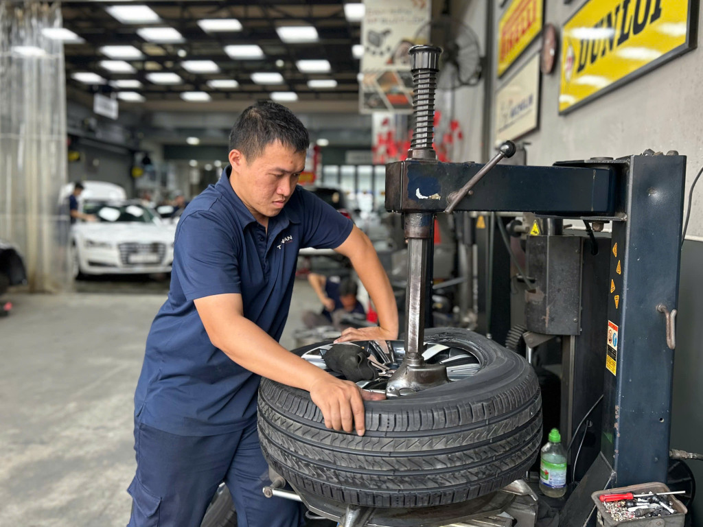 Nhân viên kỹ thuật đang thay vỏ Michelin 225/55R18 cho xe ô tô tại hệ thống gara Thanh An AutoCare