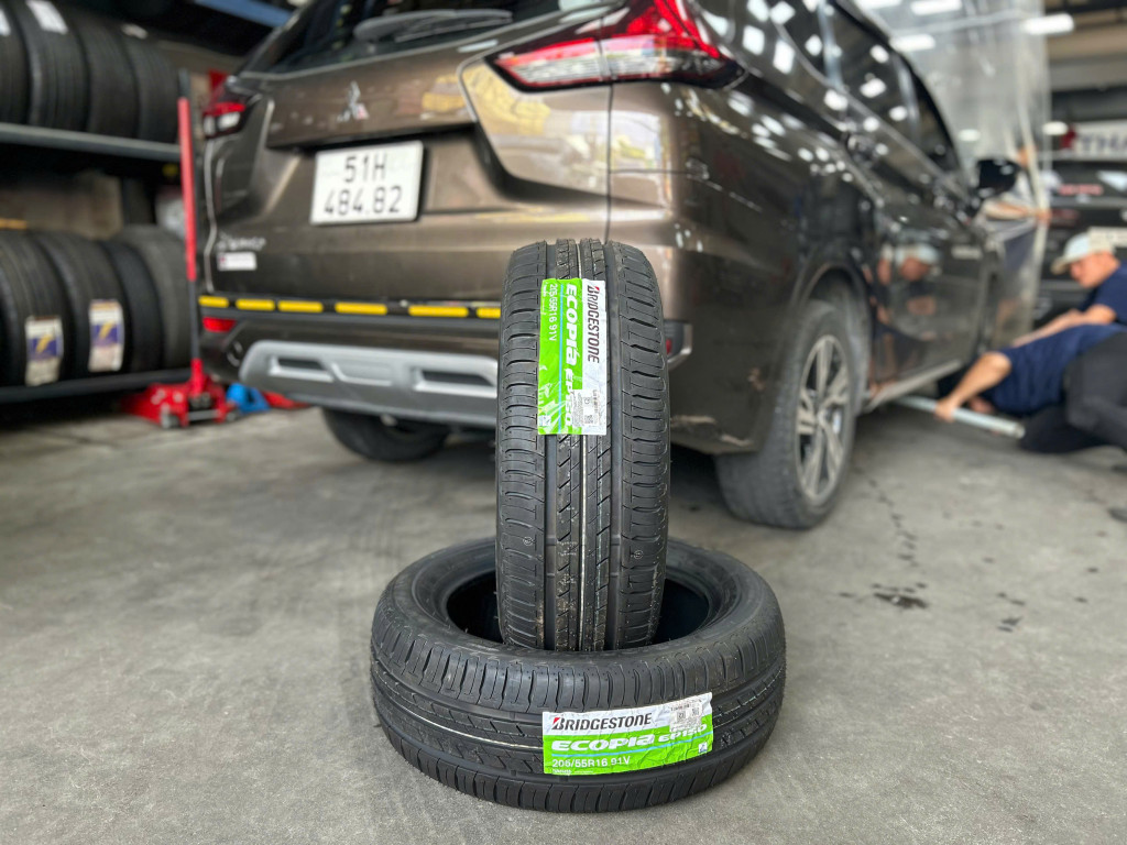 Mitsubishi Xpander thay vỏ xe Bridgestone 205/55r16 giúp xe vận hành ổn định trên mọi cung đường tại gara.