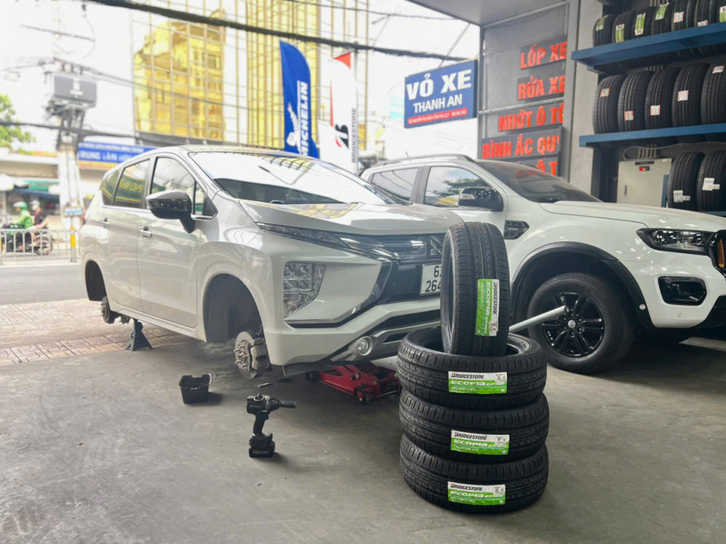 Mitsubishi Xpander được thay lốp Bridgestone 205/55r16 với mức giá ưu đãi tại Thanh An AutoCare.