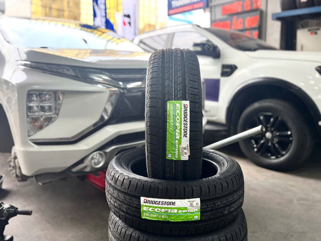 Dòng xe Mitsubishi Xpander thực hiện thay vỏ xe Bridgestone 205/55r16 an toàn tại gara Thanh An.