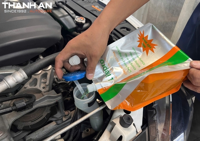 Nước rửa kính ô tô chuyên dụng là gì? Phân tích những tính năng kỹ thuật vượt trội