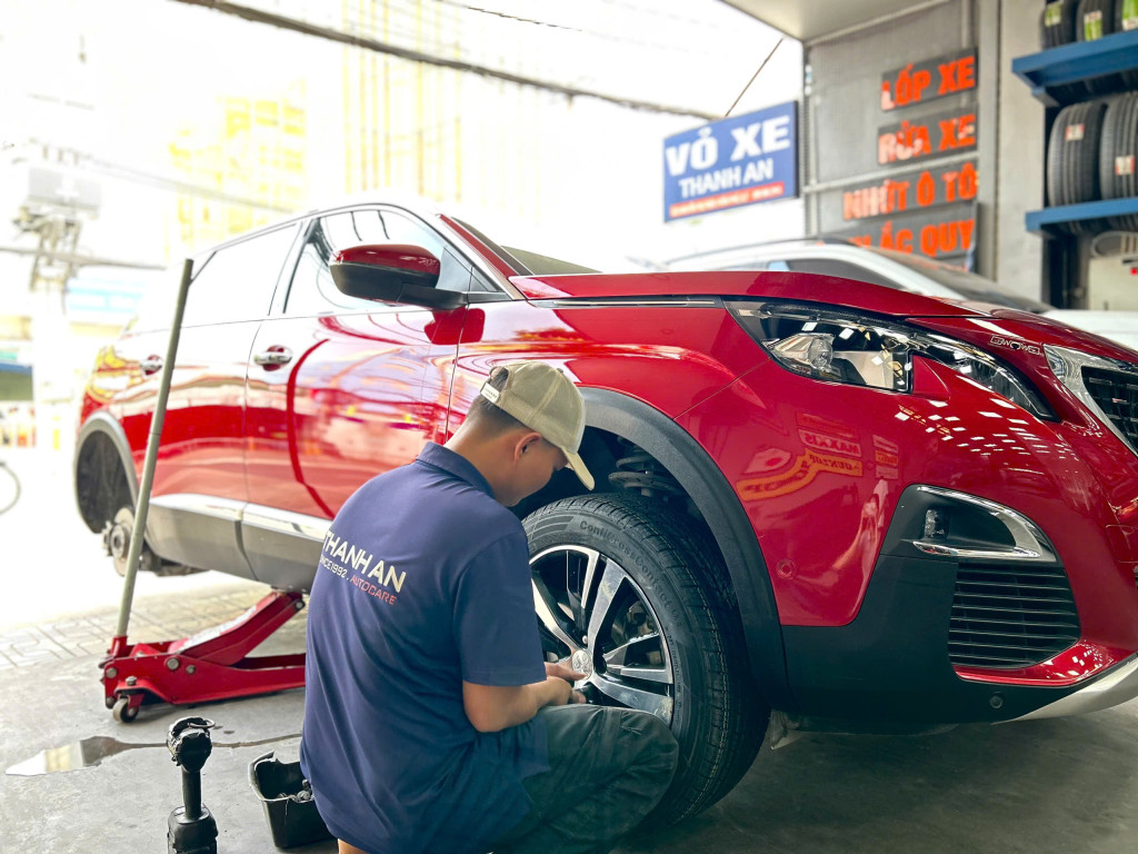 Kỹ thuật viên đang tỉ mỉ thay vỏ xe Continental 225/55r18 cho khách hàng tại xưởng dịch vụ Thanh An AutoCare