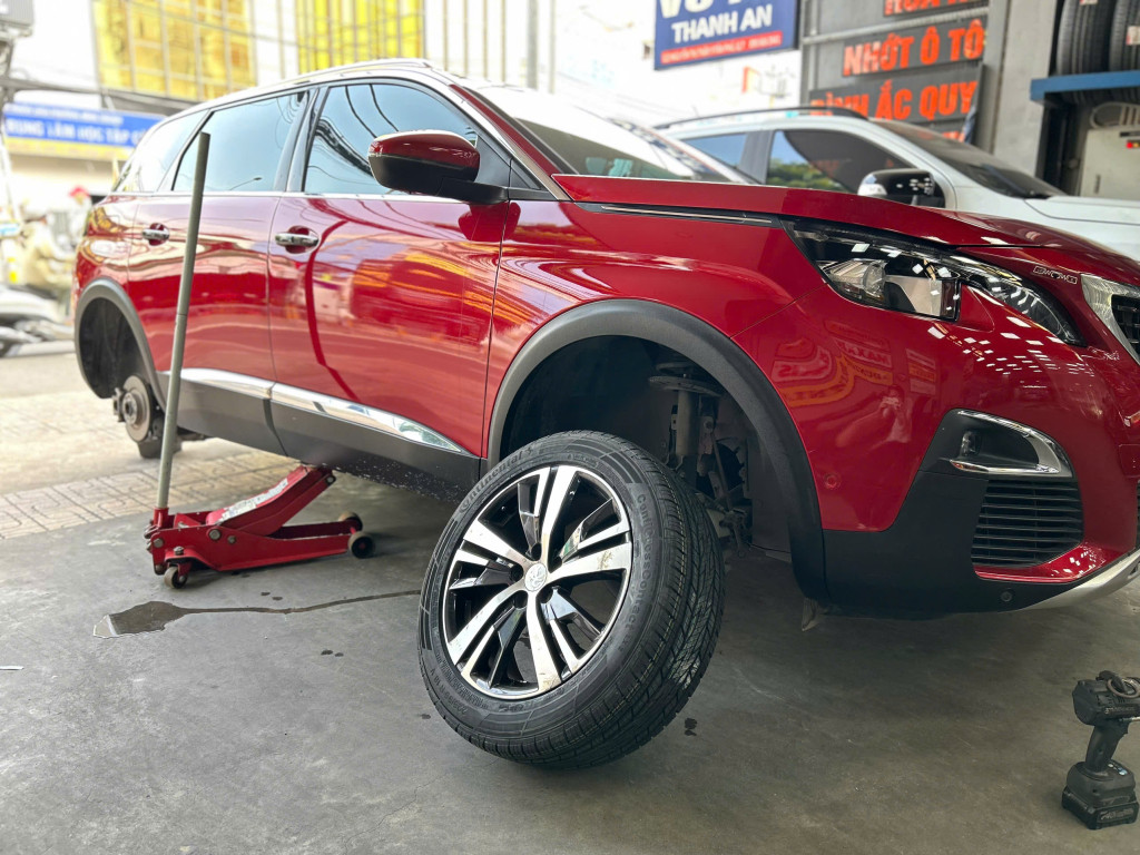 Xe Peugeot 5008 thực hiện thay vỏ Continental 225/55r18 chính hãng tại gara Thanh An AutoCare chuyên nghiệp
