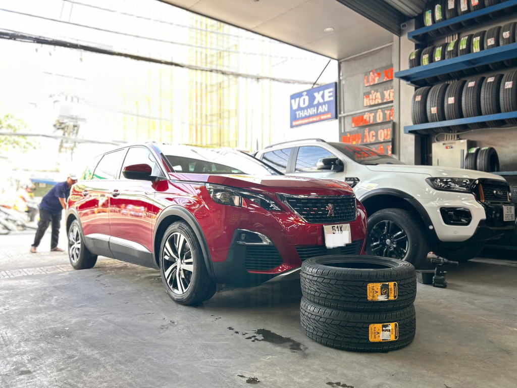 Peugeot 5008 thay vỏ xe Continental 225/55R18 giúp hành trình êm ái hơn tại gara