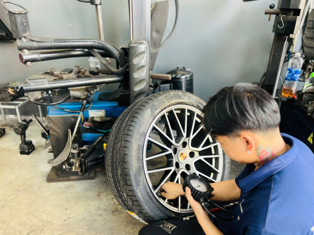 Kỹ thuật viên đo áp suất lốp Pirelli 285/40R21 sau khi lắp đặt xong cho khách tại gara Thanh An AutoCare