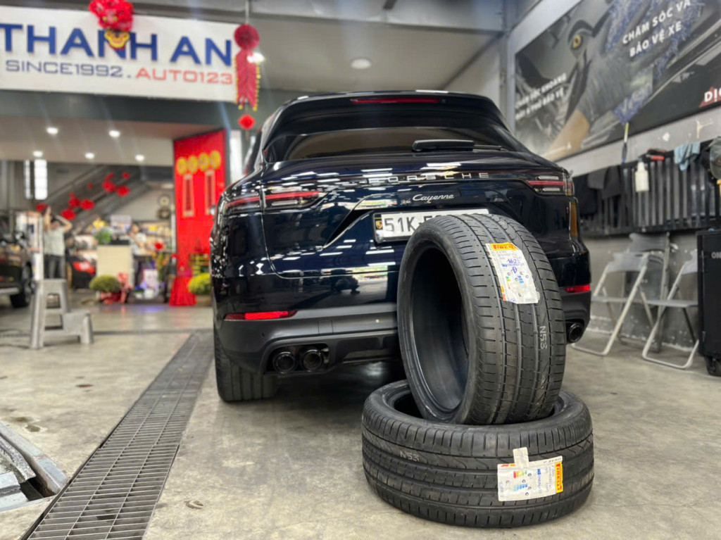 Xe Porsche Cayenne thực hiện thay bộ vỏ Pirelli 285/40R21 đẳng cấp tại trung tâm Thanh An AutoCare