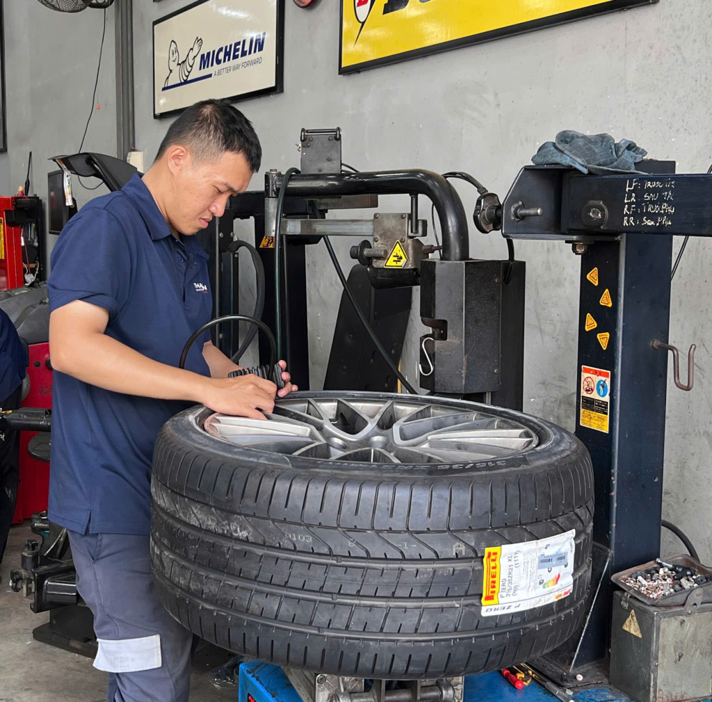 Porsche Cayenne nâng cấp vỏ xe Pirelli 315/35R21 P Zero NO Đức nhằm tăng độ bám đường tại gara chuyên sâu.