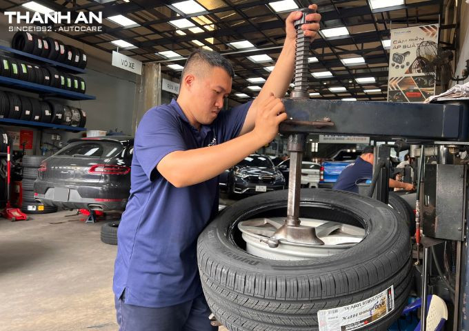 porsche-macan-thay-4-lop-hankook-235-60r18-255-55r18-ra43 (1)