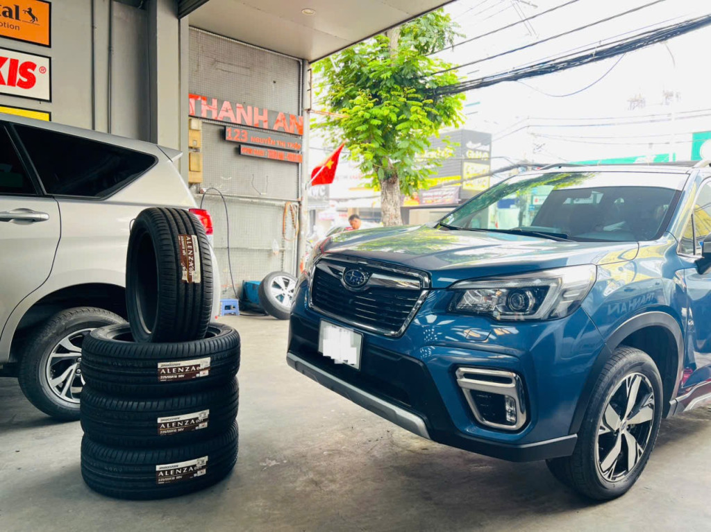 Subaru Forester thay lốp Bridgestone 225/55R18 AL01 Nhật Bản giúp tăng độ bám đường tại gara