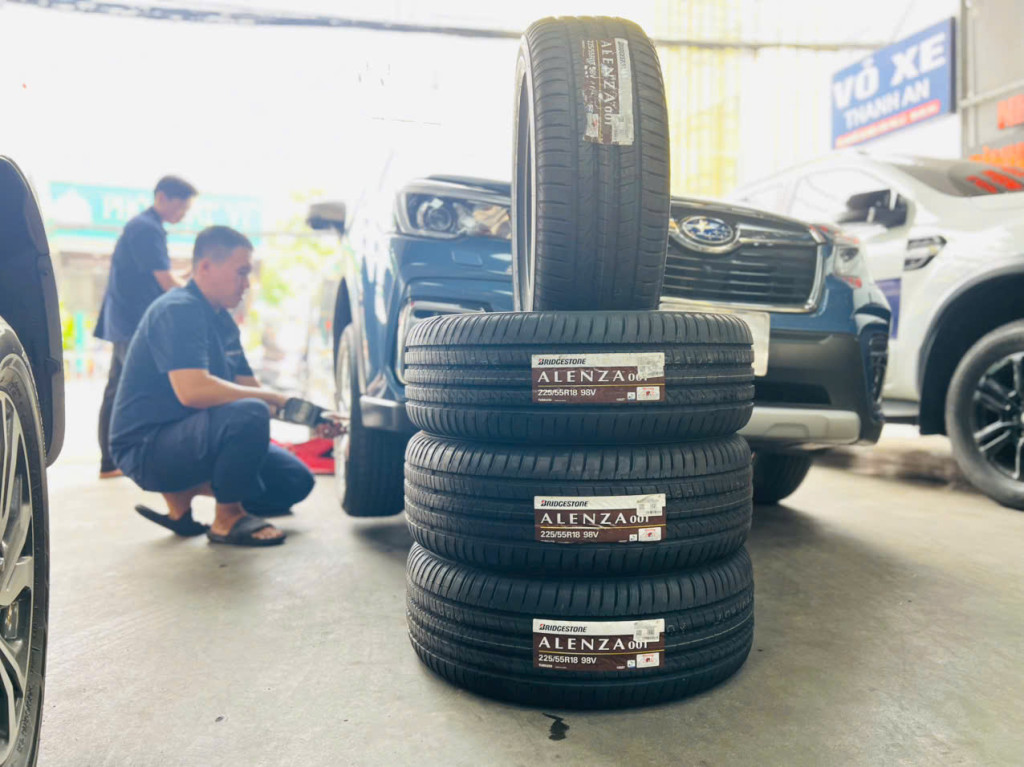 Xe Subaru Forester hoàn thiện quy trình thay vỏ Bridgestone 225/55R18 AL01 nhập khẩu Nhật tại gara