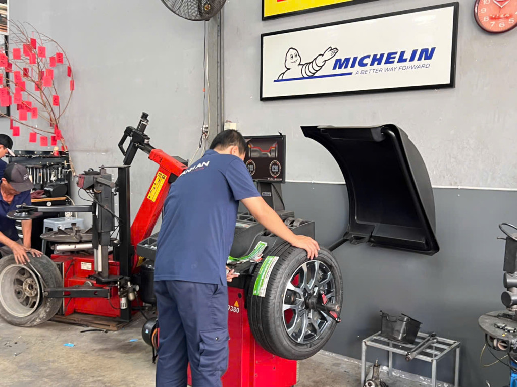 Quy trình KTV cân mâm lốp Bridgestone 195/60r16 chuyên nghiệp giúp tránh rung lắc lăng tại gara ô tô