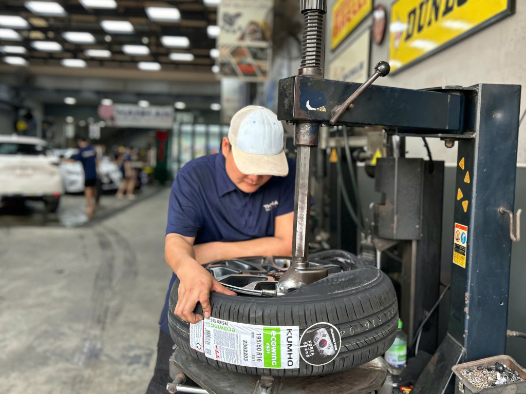 Nhân viên kỹ thuật thay vỏ xe Kumho 195/60R16 chuẩn kỹ thuật cho khách tại gara