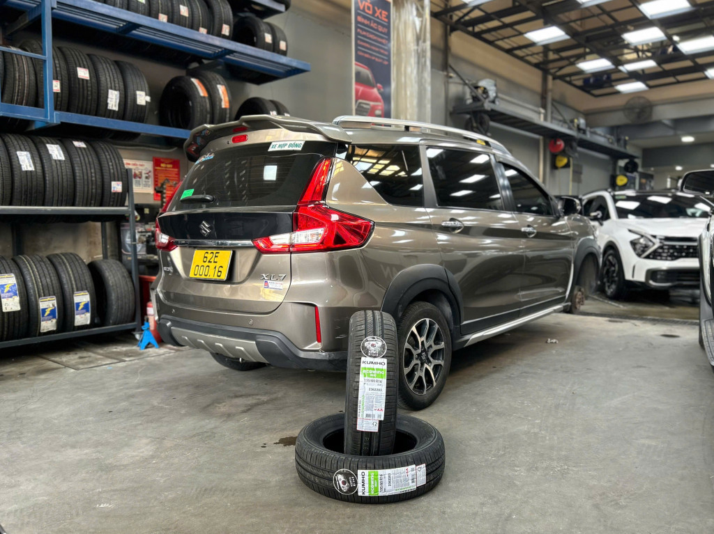 Suzuki XL7 hoàn tất thay vỏ xe Kumho 195/60R16 giúp bám đường tốt hơn tại gara