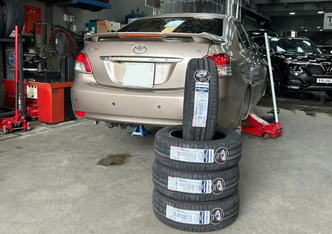 Thay Lốp Xe Ô Tô Quận 12: Chính hãng, Giá tốt, Uy tín