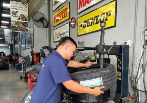 Thay lốp xe o to  chuyên nghiệp tai tphcm