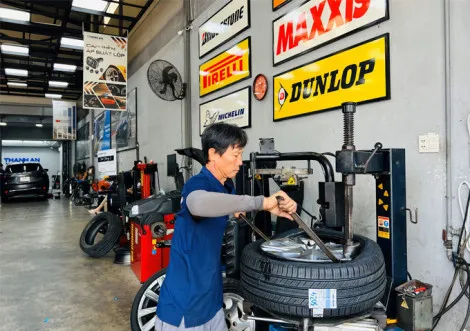 Thay lốp xe toyota land cruiser