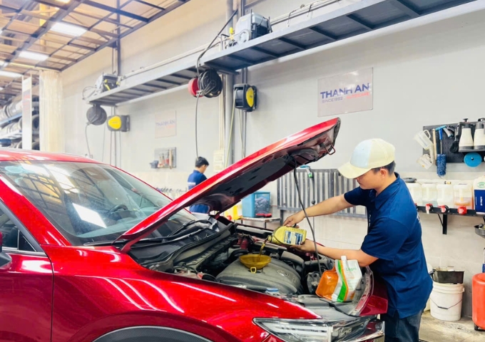 Thay nhớt xe ô tô trước chuyến đi xa để bảo vệ động cơ tại gara