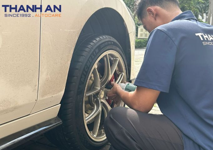 thay-vo-tan-noi-mazda-3-4-lop-michelin-225-45r18-pilot-sport-5 (1)