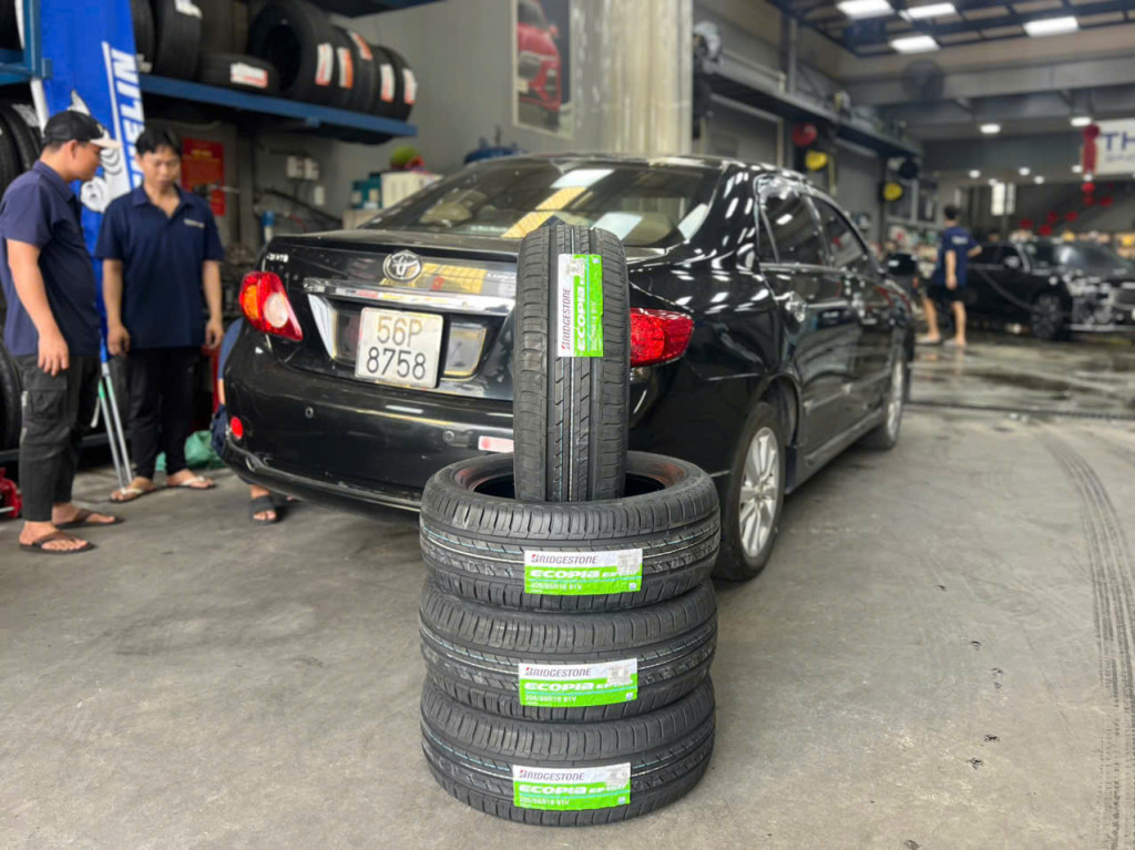 Toyota Altis lựa chọn lốp Bridgestone 205/55R16 EP150 chính hãng để thay thế tại Thanh An AutoCare.