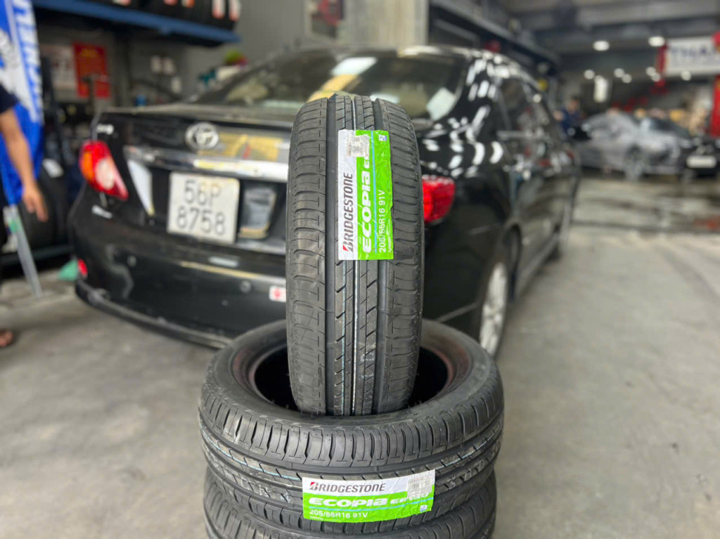 Mẫu xe Toyota Altis thay vỏ xe Bridgestone 205/55R16 EP150 giúp di chuyển nhẹ nhàng tại gara Thanh An.