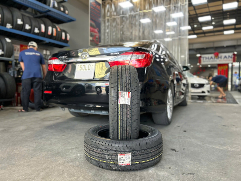 Toyota Camry thay lốp Bridgestone 215/55r17 giúp xe vận hành mượt mà hơn tại hệ thống Thanh An AutoCare.