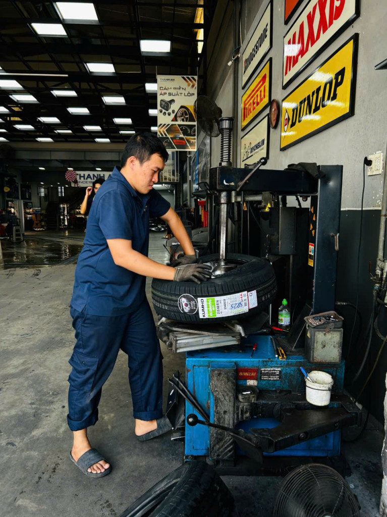 Kỹ thuật viên đang thực hiện thay vỏ xe Kumho 215/60R16 ES31 nhanh chóng tại gara