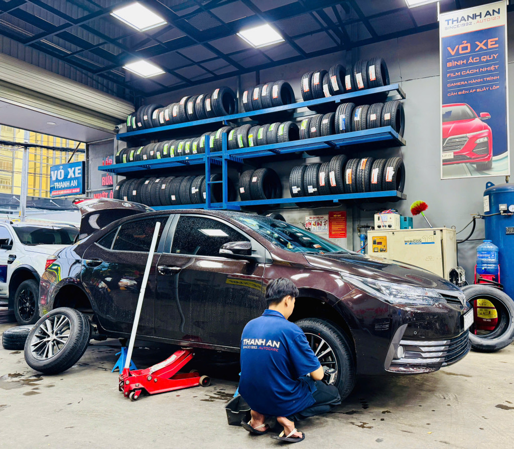 Cận cảnh Toyota Corolla Altis lắp bộ lốp Bridgestone 205/55R16 Ecopia EP150 bền bỉ tại gara