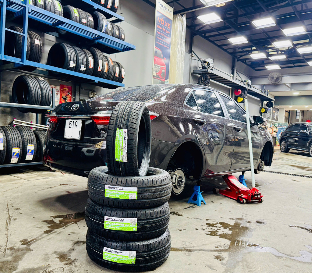 Toyota Corolla Altis thay vỏ xe Bridgestone 205/55R16 Ecopia EP150 thân thiện môi trường tại gara