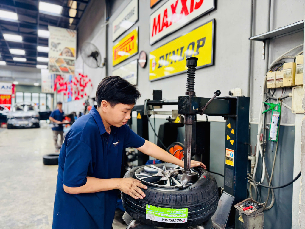 Hình ảnh thay mới vỏ lốp Bridgestone 205/55R16 Ecopia EP150 cho xe Toyota Corolla Altis ở gara