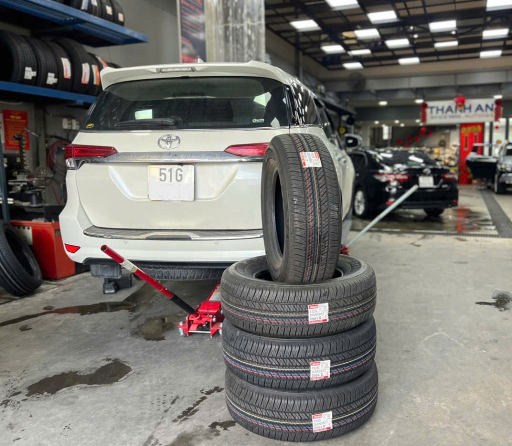 Toyota Fortuner thay vỏ xe Bridgestone 265/65R17 D684 Thái Lan chuẩn tại Thanh An