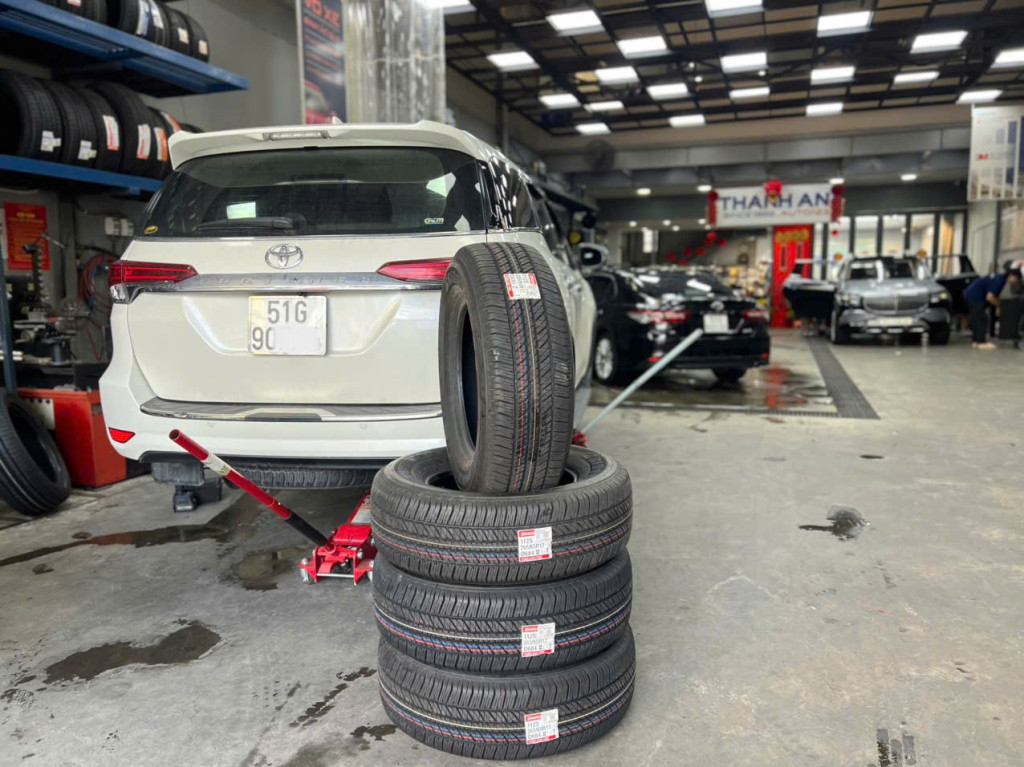 Toyota Fortuner thay dàn vỏ Bridgestone 265/65R17 D684 Thái Lan chuyên trị địa hình xấu tại gara