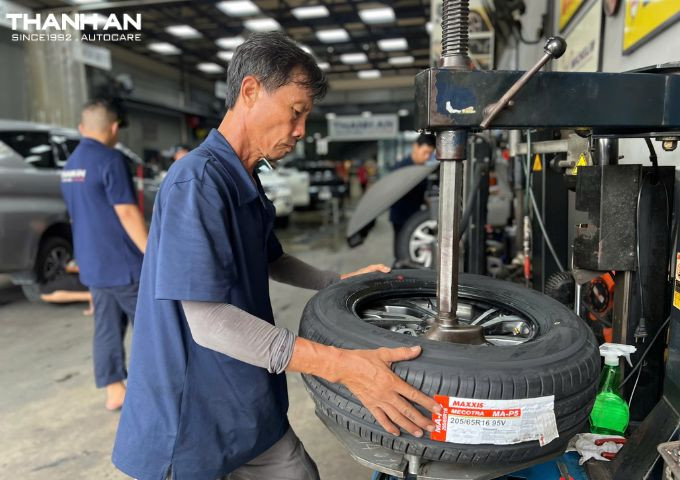 toyota-innova-thay-3-lop-maxxis-205-65r16-map5 (1)