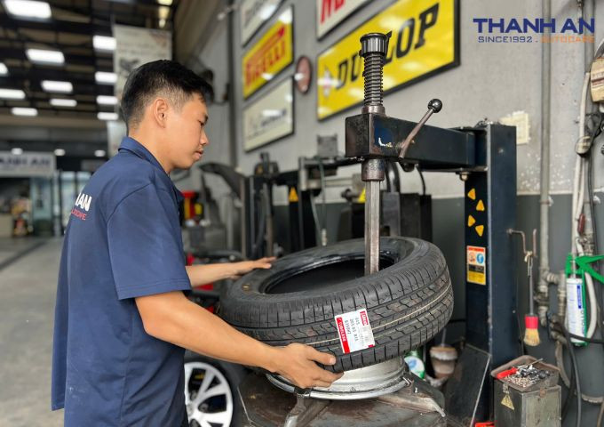 toyota-innova-thay-4-lop-bridgestone-205-65r15-b390 (1)