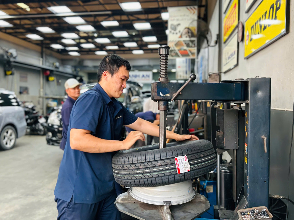 Nhân viên kỹ thuật thực hiện lắp vỏ Bridgestone 205/65R15 B390 chuyên dụng cho dòng Toyota Innova
