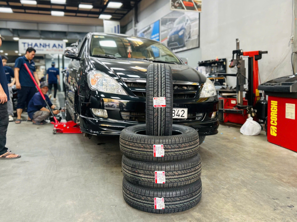 Toyota Innova thay mới lốp xe Bridgestone 205/65R15 B390 tiêu chuẩn chính hãng tại khu vực gara