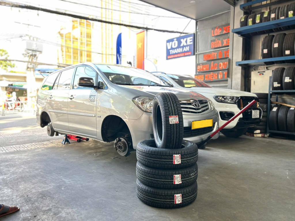 Xe Toyota Innova thực hiện dịch vụ thay vỏ Bridgestone 205/65R15 chất lượng cao tại gara Thanh An AutoCare