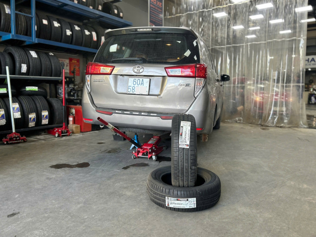 Mẫu xe Toyota Innova thay vỏ xe Hankook 205/65r16 mới giúp xe di chuyển an toàn hơn trên mọi cung đường