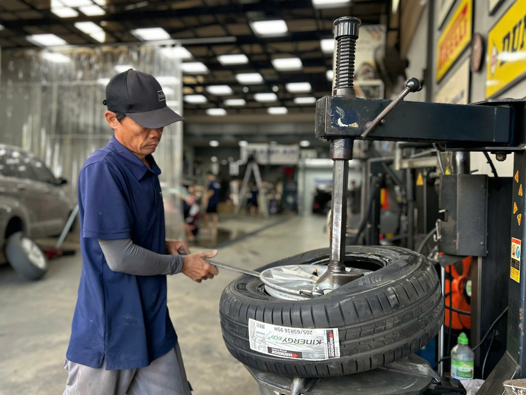 Đội ngũ KTV thực hiện quy trình thay vỏ xe Hankook 205/65r16 đúng tiêu chuẩn kỹ thuật tại Thanh An AutoCare