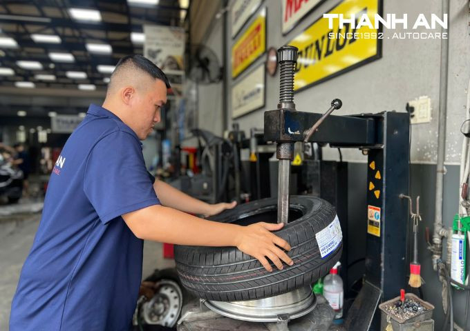toyota-veloz-thay-2-vo-bridgestone-195-60r16-t06-indo (1)