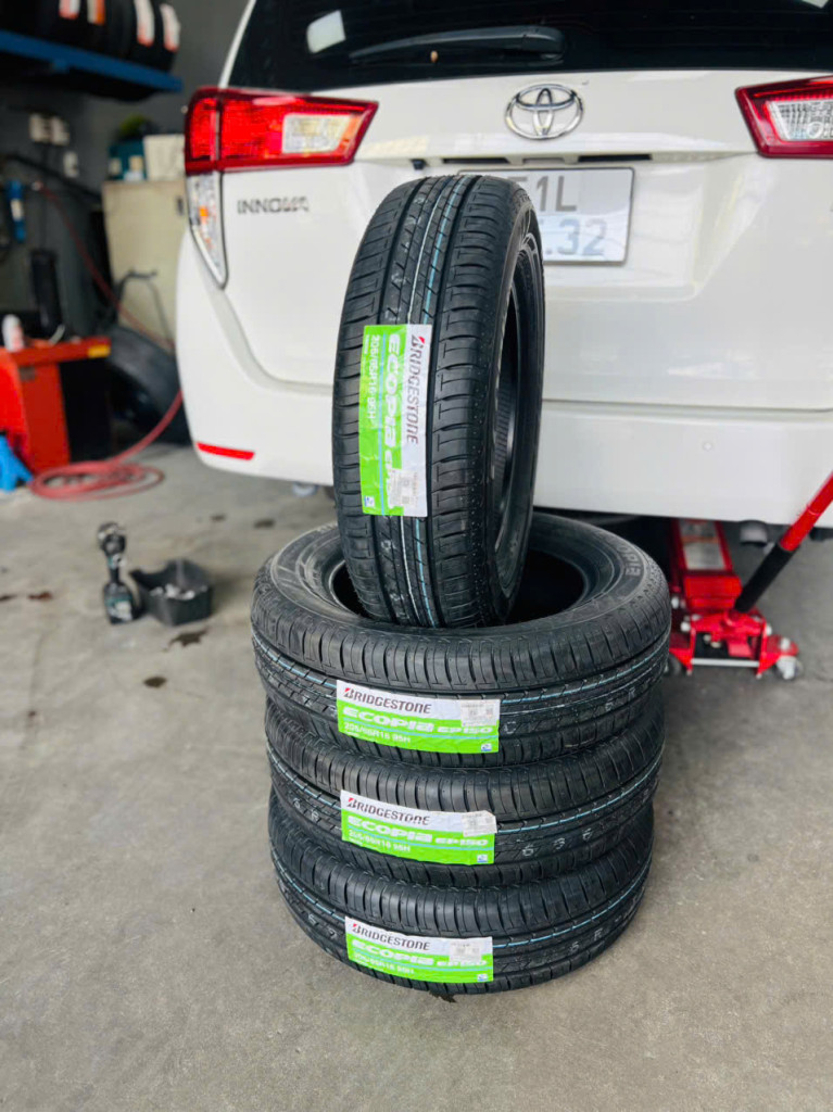 Hình ảnh xe Toyota Innova đang trong quá trình thay vỏ Bridgestone 205/65R16 EP150 tại gara