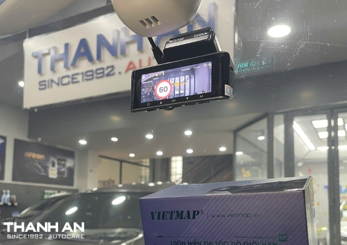 Cận cảnh Camera hành trình Vietmap M1 hiển thị cảnh báo tốc độ 60km/h sau khi lắp đặt tại gara