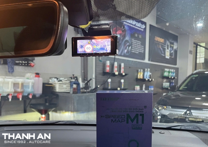 Cận cảnh hình ảnh camera hành trình Vietmap Speedmap M1 đang hiển thị cảnh báo tốc độ 60km/h sau khi lắp đặt tại gara