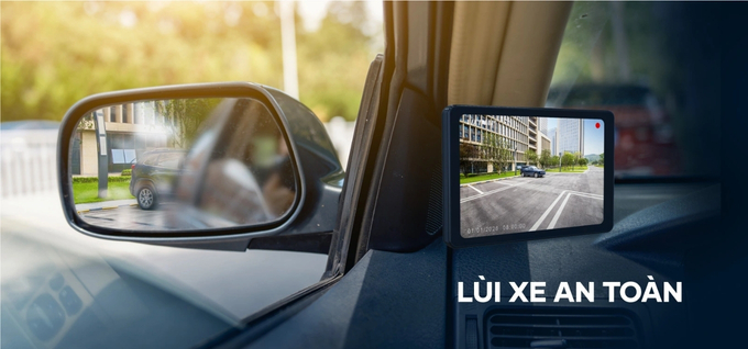 Vietmap SC620 khi gạt cần số về vị trí lùi (R) sẽ kích hoạt tính năng tự động hạ góc nhìn camera