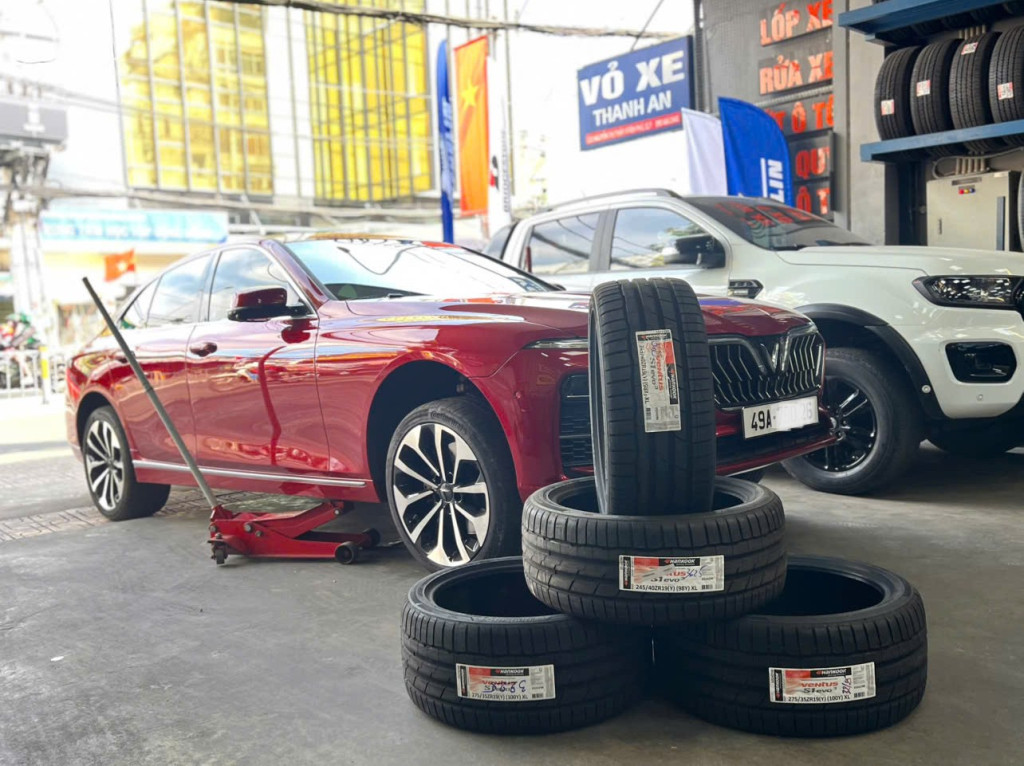 Cận cảnh thay vỏ xe Hankook 245/40R19 và 275/35R19 cho Vinfast Lux A ở Thanh An