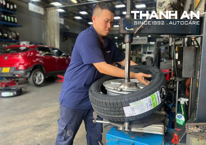 vinfast-vf5-thay-2-vo-kumho-205-55r17-es31 (1)