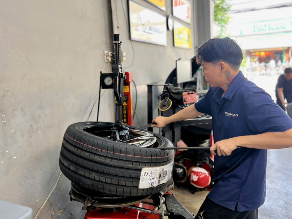 Nhân viên kỹ thuật đang kiểm tra và thay vỏ xe Goodyear 275/40R21 cho khách tại gara Thanh An AutoCare